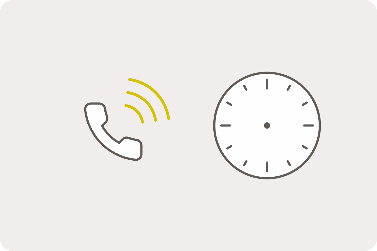 Telefonhörer mit gelben Signalbögen neben einer schlichten Uhr ohne Zeiger